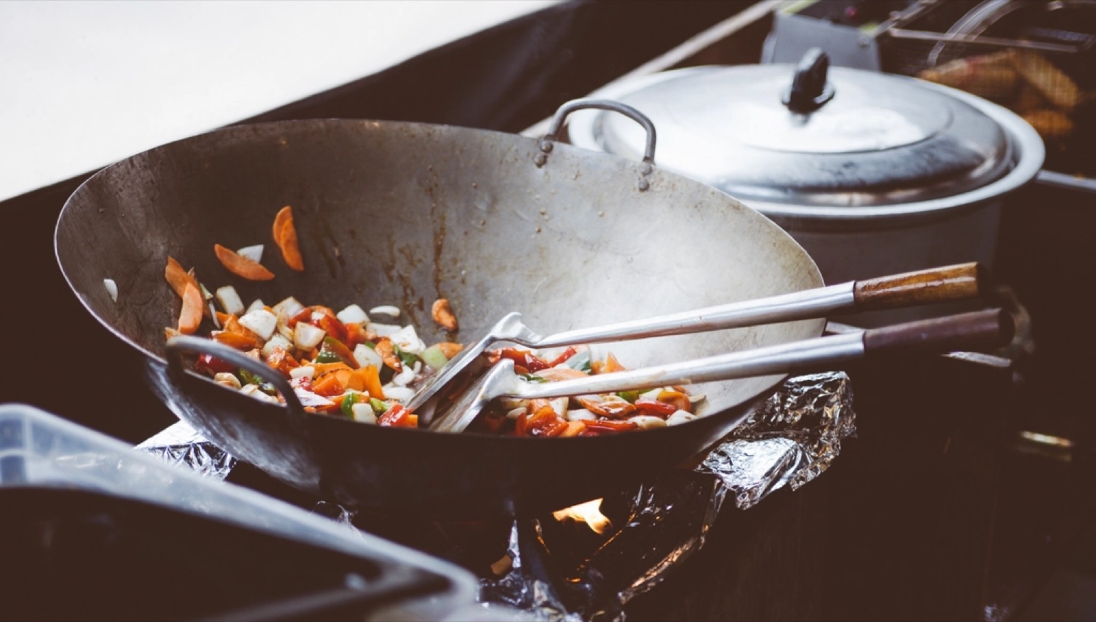 Bếp Á với chảo wok trên lửa lớn